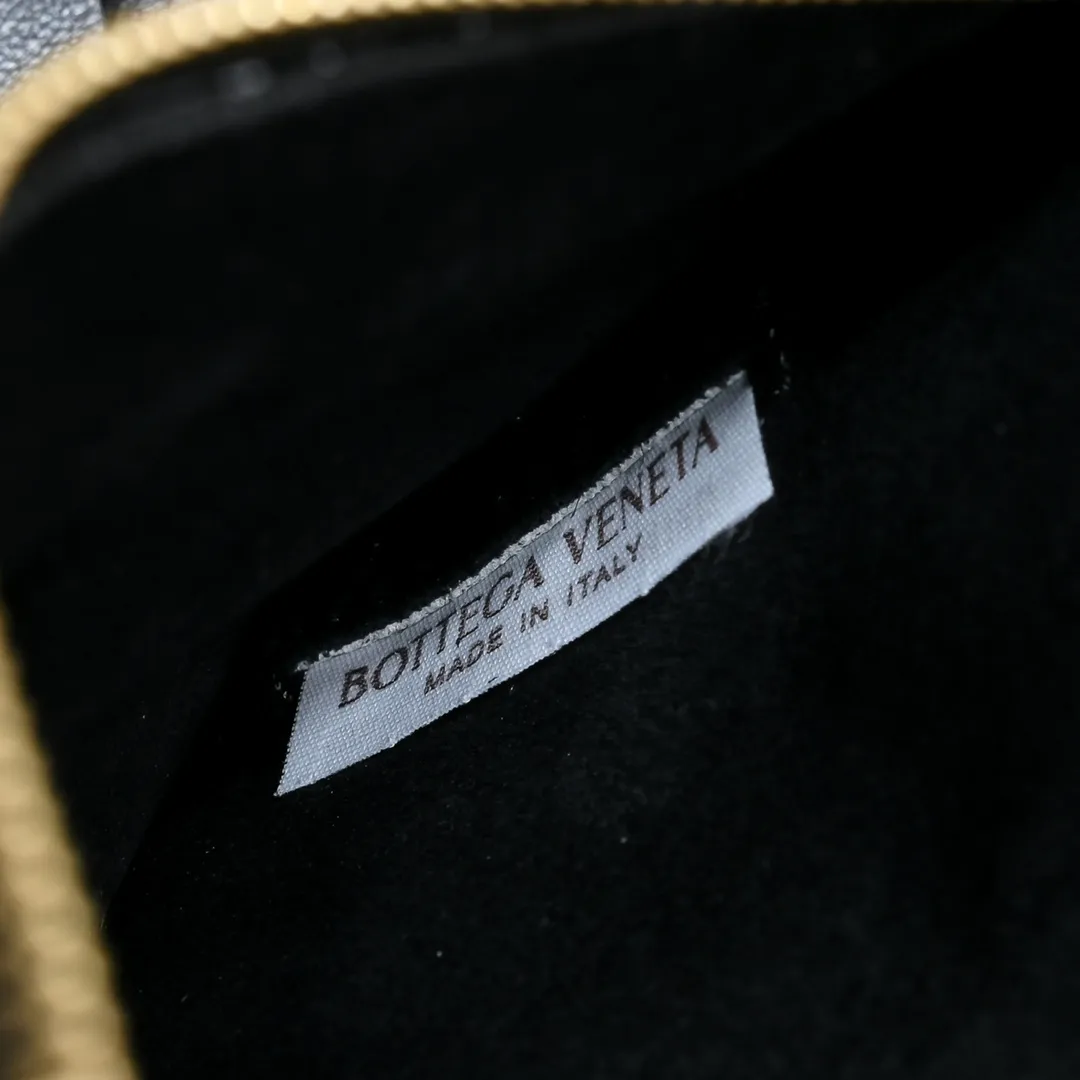 #BottegaVeneta Bottega Veneta Yang Mi's same style Solstice Shoulder Ba's latest bag type also comes with a small bag inside. Very casual style 🔥 High-end, quiet and simple bag from BV show, "Solstice" comes in various colors of dark green, black, ice cream color to present different aesthetics. It is paired with knots made with jewelry-grade craftsmanship. Under the collision of soft leather and metal, it presents a unique sense of high-end. Elegant, casual, unique Style number: 0898 Size: 26*3*30cm